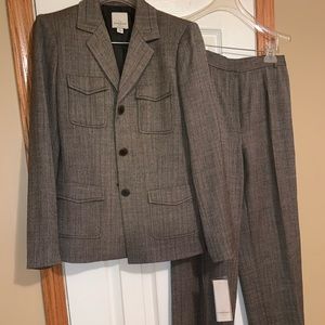 Classic, never worn Anne Klein 2 suit.